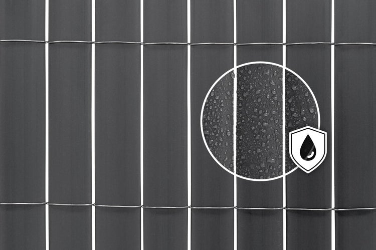 Sichtschutzstreifen für Doppelstabmattenzaun mit wasserabweisender Oberfläche und Wassertropfen Detailansicht