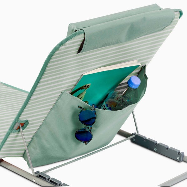 Rückansicht einer mintgrünen Strandmatte mit Aufbewahrungstasche an der Rückenlehne für Zubehör wie Zeitschriften und Getränke.