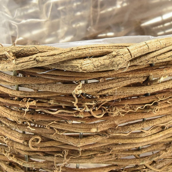 Detailansicht eines Pflanzkorbs aus Rattan