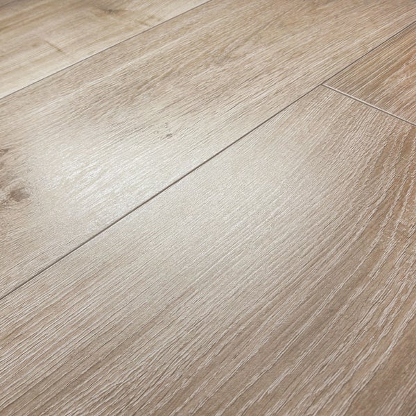 Laminatboden mit Holzstruktur und Fugendetail.