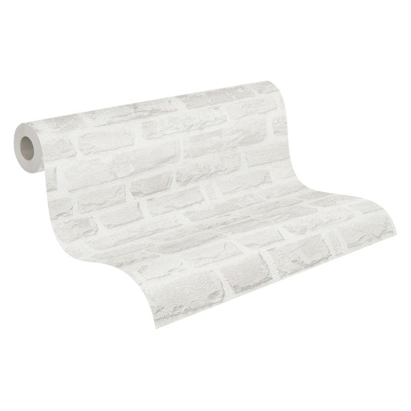 Wandregale mit Dekoration vor einer Ziegelwand