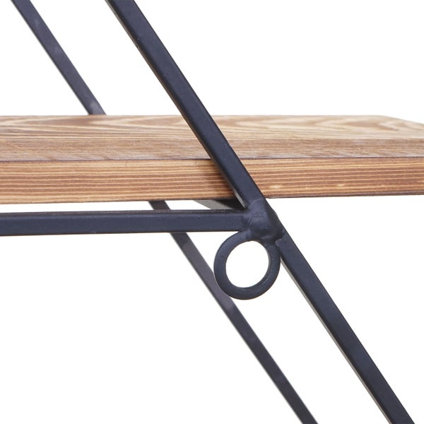 Detailansicht eines Wandregals mit Holzablage und Metallrahmen