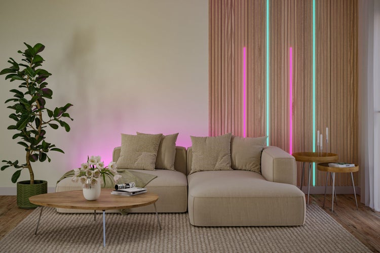Modernes Wohnzimmer mit Sofa, Couchtisch aus Holz, Zimmerpflanze und Holzpaneelen mit integrierten Lichtstreifen.