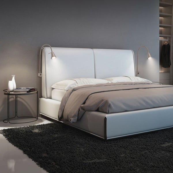 Schlafzimmer mit Bett, Nachttisch und Teppich