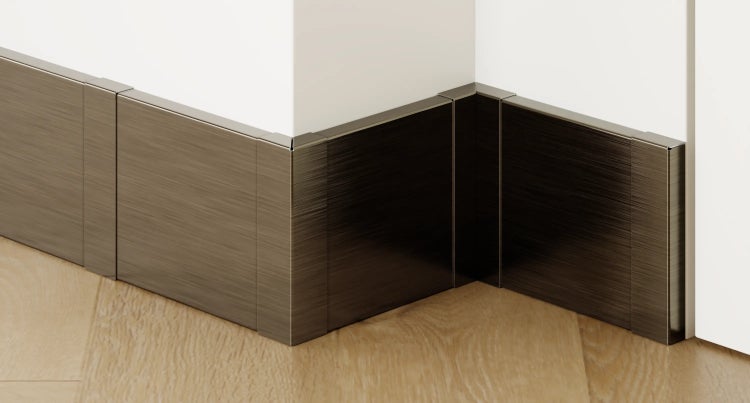 Sockelleisten aus Metall in einer Raumecke