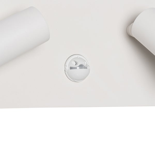 Detailansicht einer weißen Außenleuchte mit integriertem Bewegungsmelder zwischen zwei Strahlern.