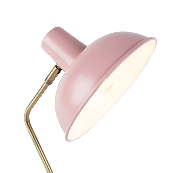 Nahaufnahme einer rosafarbenen Schreibtischlampe mit goldenem Arm