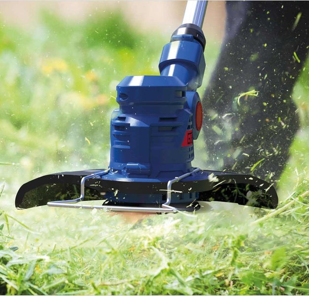 Blauer Rasentrimmer beim Schneiden von Gras auf einer Rasenfläche.