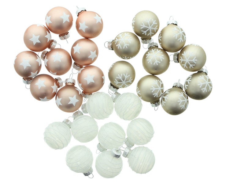Set mit Christbaumkugeln mit Sternen, Schneeflocken und Rillenmuster als Weihnachtsbaumschmuck aus Glas.