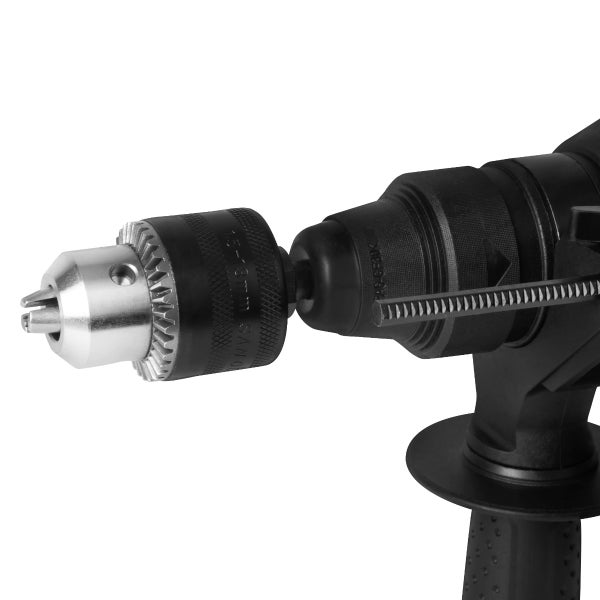 Zahnkranzbohrfutter an einer Schlagbohrmaschine mit Tiefenanschlag und Zusatzhandgriff.