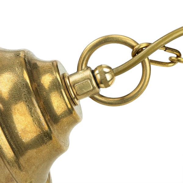 Detailaufnahme einer goldenen Lampenaufhängung mit Kette