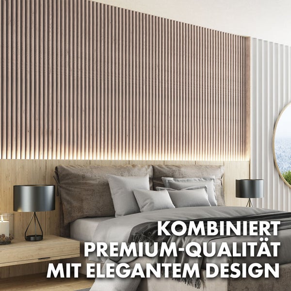 Schlafzimmer mit Holzpaneelwand und Nachttischlampen