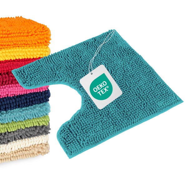 Türkisfarbene Chenille-Badmatte mit U-Ausschnitt, schadstoffgeprüft nach Oeko-Tex Standard, neben einem Stapel bunter Badteppiche.