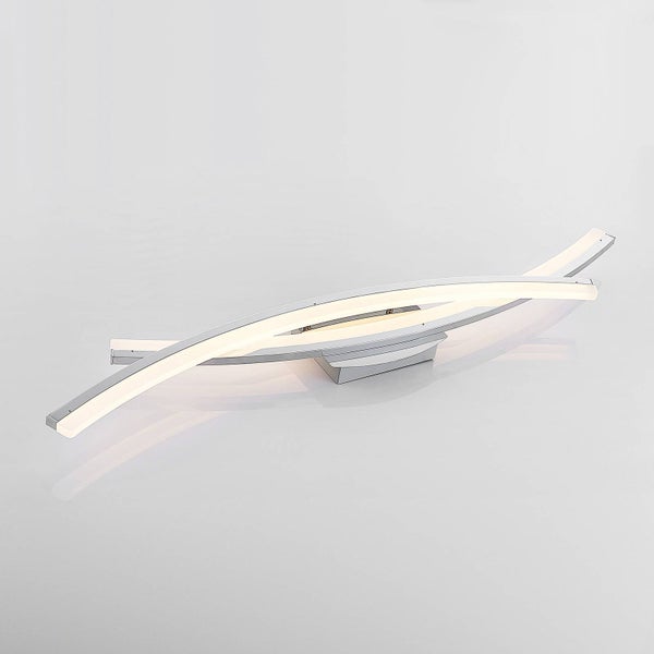 Moderne LED-Wandleuchte mit zwei sich kreuzenden gebogenen Lichtelementen und Sockel in Chrom-Optik.