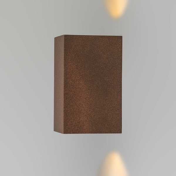Rechteckige Außenwandleuchte in Rostoptik mit Lichtaustritt nach oben und unten.