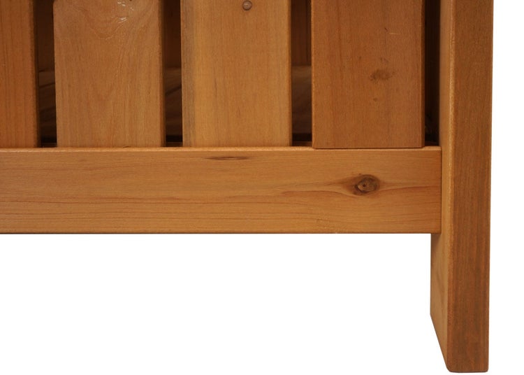 Detailansicht einer Holzkonstruktion mit vertikalen Latten und horizontalem Rahmen.