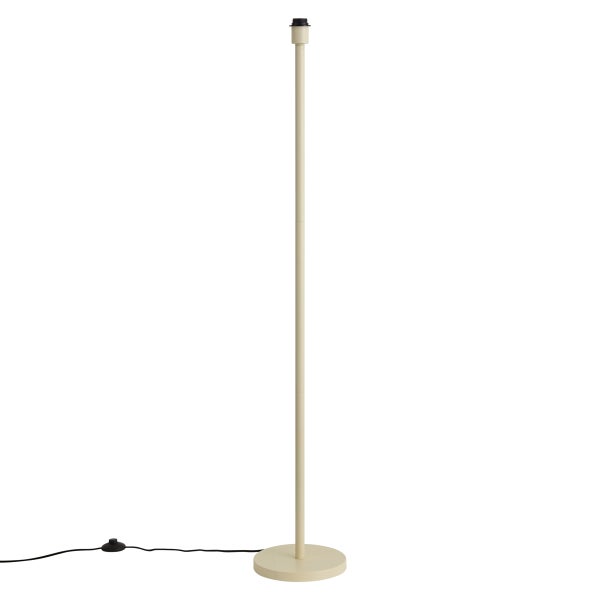 Stehleuchte in schlankem Design mit rundem Standfuß und Netzkabel mit Fußschalter