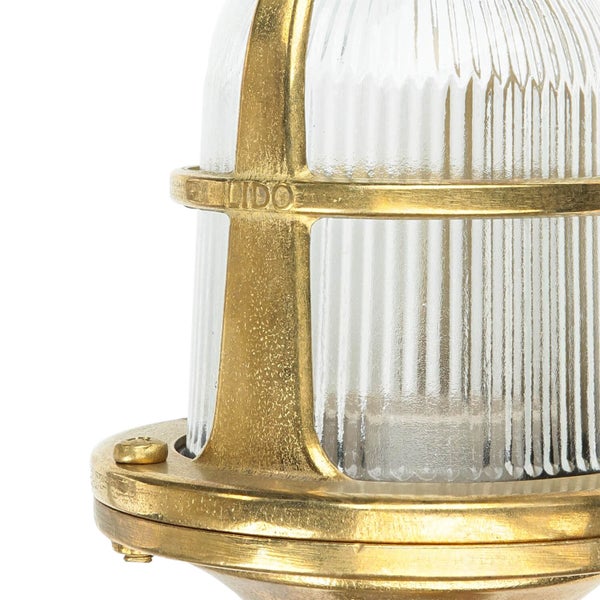 Detailansicht einer Außenleuchte mit geriffeltem Glas und Metallelementen