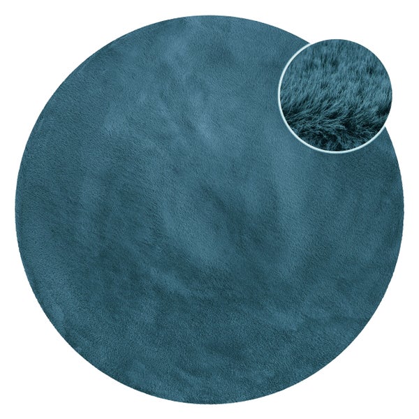 Runder Hochflor-Teppich in Blau mit weicher Textur und einer Detailaufnahme der Fasern.