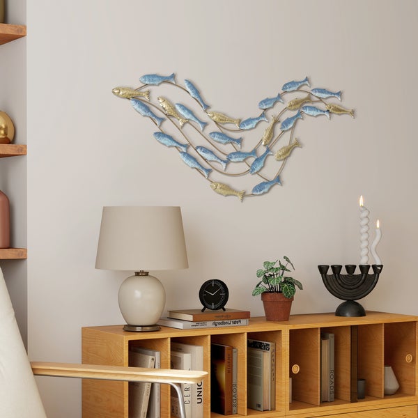 Szene mit Glasschiebetür, Kommode und Zimmerpflanze als Dekoration.