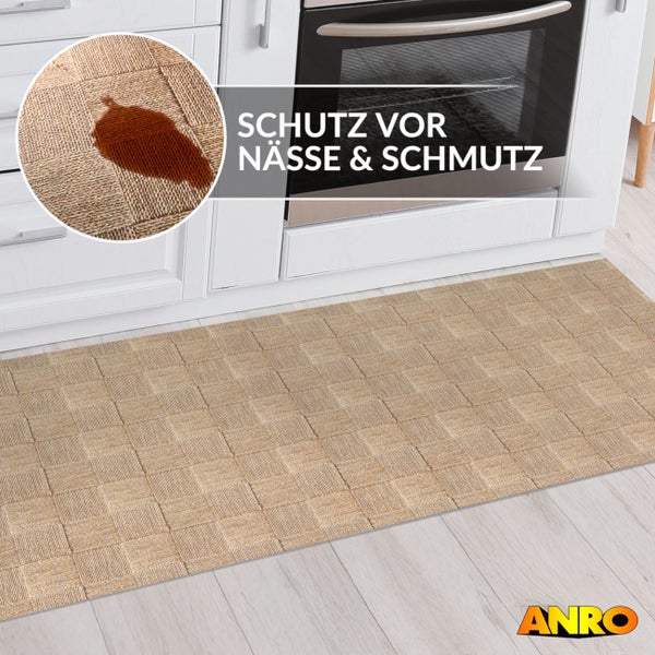 Küchenläufer mit Webstruktur vor weißer Küchenzeile, Detailansicht zeigt Schutz vor Nässe und Schmutz. ANRO Logo.