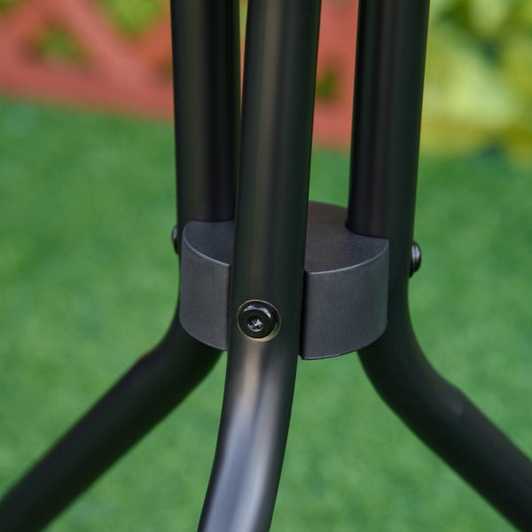 Detailansicht der stabilen schwarzen Rohrkonstruktion eines Gartenmöbelgestells aus Metall mit Schraubverbindung.