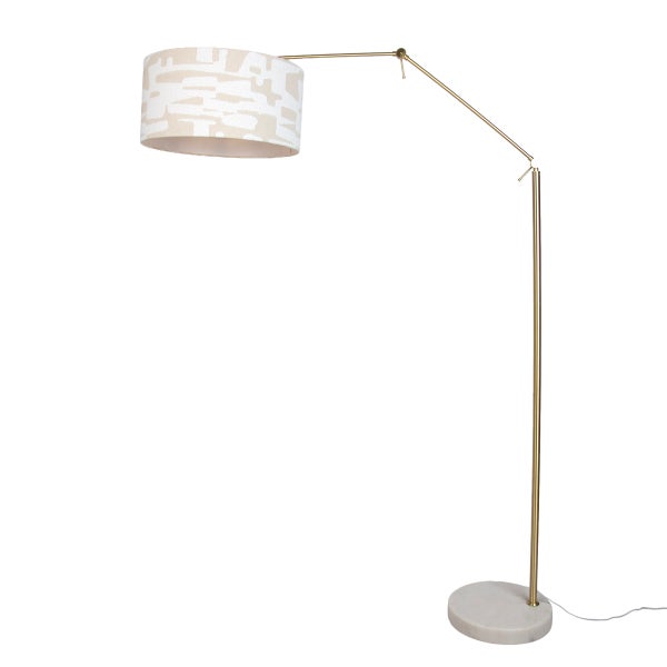 Bogenstehlampe mit metallenem Gestell und einem gemusterten Stoffschirm auf einem schweren runden Lampenfuß