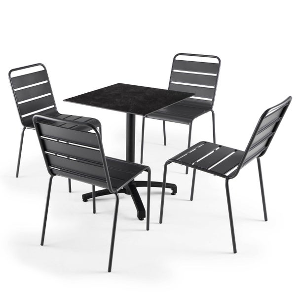Gartenmöbel-Set bestehend aus einem quadratischen Tisch mit Platte in Stein-Optik und vier Metallstühlen mit Querstreben.