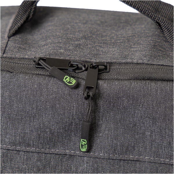 Detailansicht eines Reißverschlusses an einer textilen Tasche aus festem Gewebe mit Zippern.