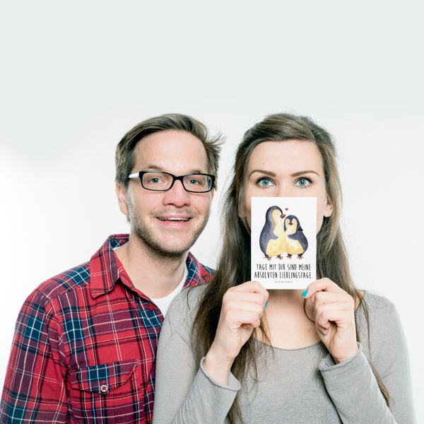Mr. & Mrs. Panda Postkarte Pinguin umarmen - Weiß