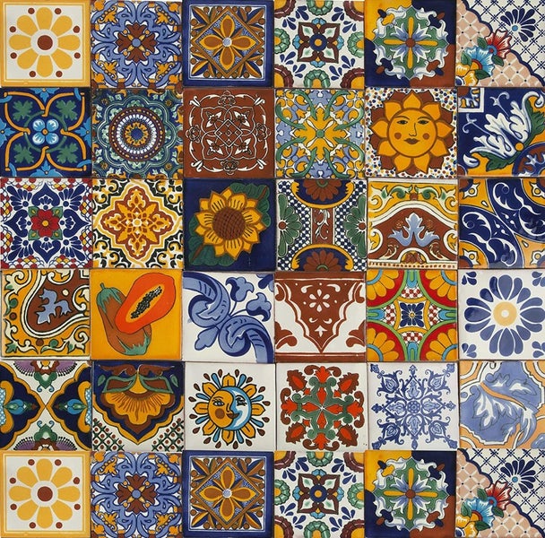 Fliesenwand mit verschiedenen Mustern