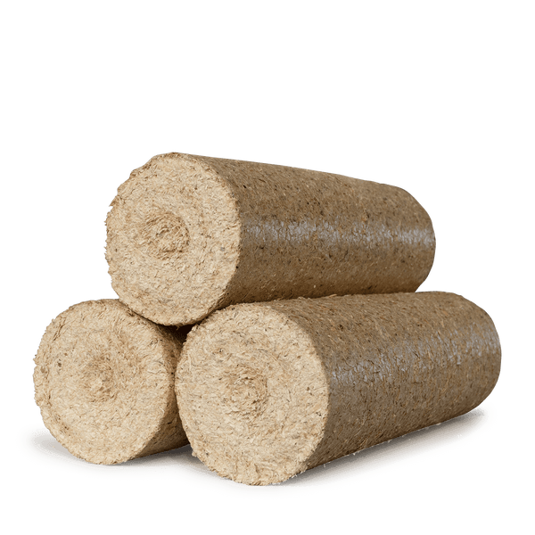 Drei zylindrische Holzbriketts aus gepressten Holzspänen zur Nutzung als Brennstoff im Kamin oder Ofen.