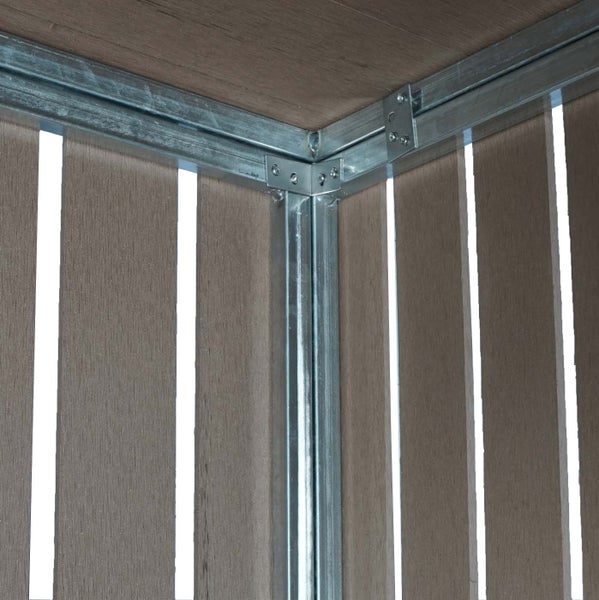 Detailansicht eines Gartenhauses mit Holzverkleidung und Metallrahmen