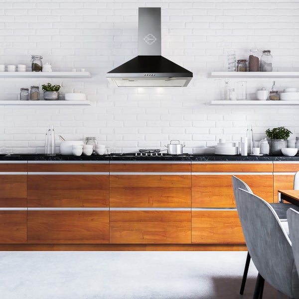 Wandesse von Gurari in moderner Küche mit Holzfronten und weißer Backsteinwand.