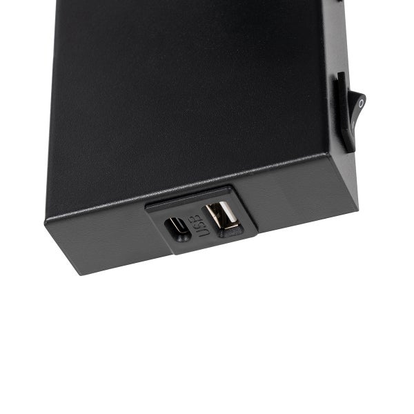 Detailaufnahme eines elektronischen Geräts mit USB-Anschlüssen und Netzschalter