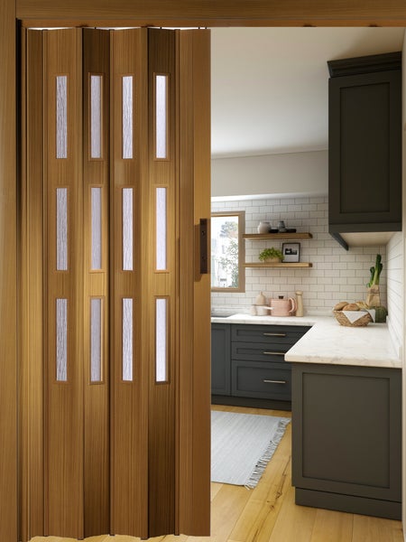 Holzschiebetür mit Glaseinsätzen in einer modernen Küche