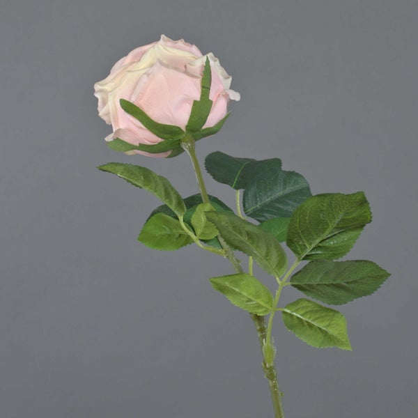 Künstliche Rose am Stiel mit rosafarbener Blüte und grünen Blättern.