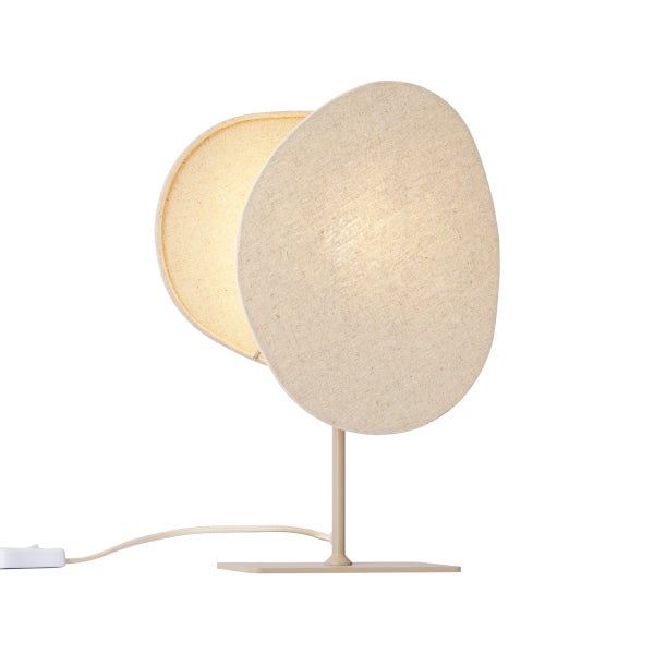 Tischleuchte mit zwei organisch geformten Textilschirmen in Beige, Metallstiel und quadratischem Standfuß.