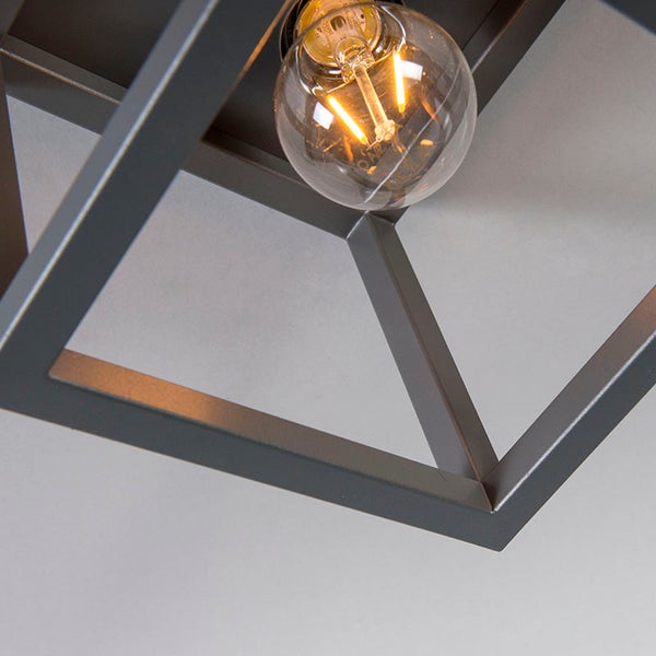 Detailansicht einer Deckenleuchte mit geometrischem Design und einer Glühbirne