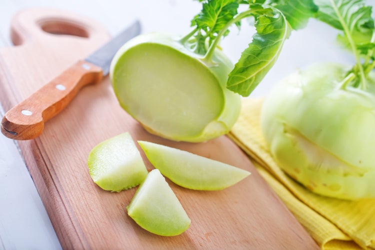 SAFLAX Geschenk Set - BIO - Kohlrabi - Superschmelz - Brassica oleracea var. gongyl. L. - 20 Samen - Mit Geschenkbox, Versandaufkleber, Geschenkkarte und Anzuchtsubstrat