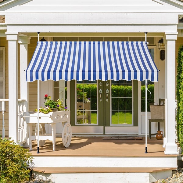 Hausfassade mit gestreifter Markise als Sonnenschutz