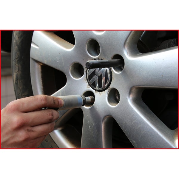 Radwechsel am Auto mit Werkzeug