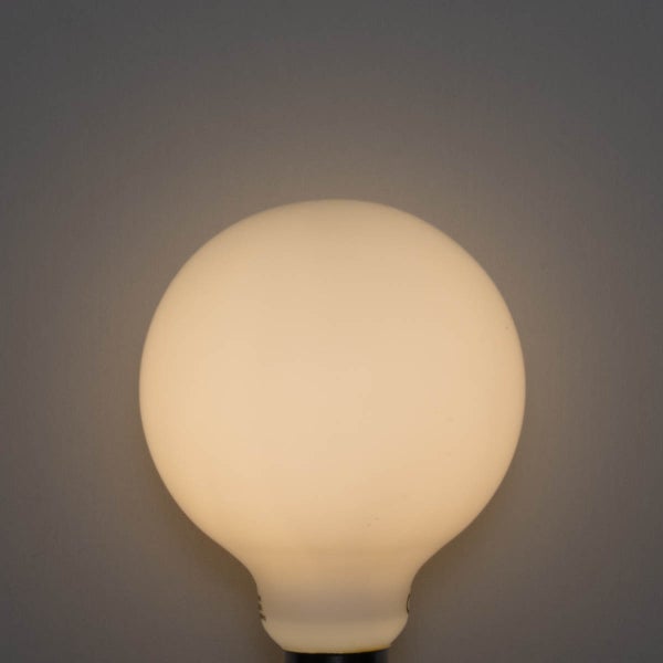 Leuchtendes Globe-Leuchtmittel in runder Form mit matter Oberfläche.