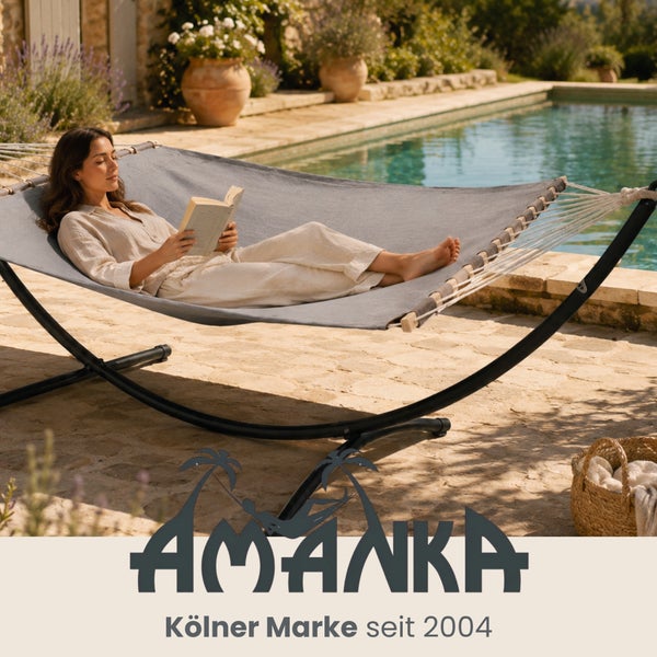 Frau liest ein Buch in einer grauen Hängematte mit schwarzem Metallgestell auf einer Terrasse neben einem Pool. AMANKA Logo.