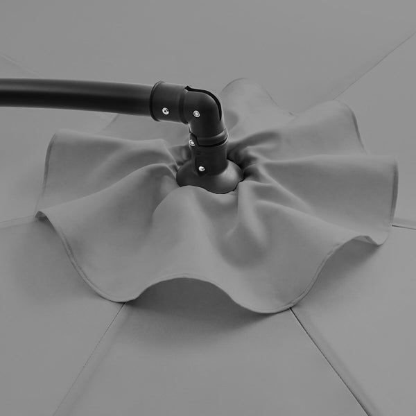 Nahaufnahme des Gelenks eines Ampelschirms mit schwarzem Gestänge und grauem Stoffbezug.