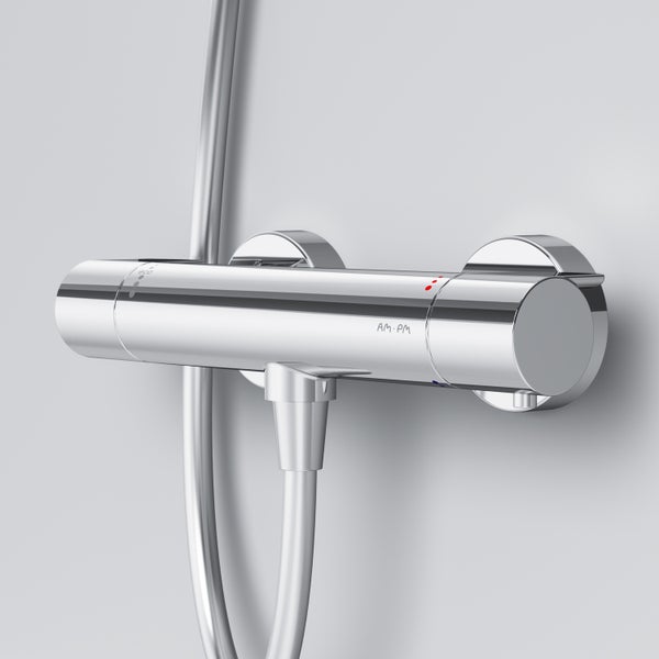 Wandmontierter Duschthermostat aus verchromtem Metall mit Brauseschlauch und AM.PM Logo.