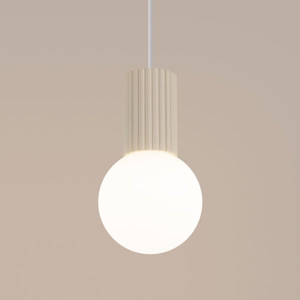 Pendelleuchte mit rundem Leuchtmittel und geriffeltem Sockel.