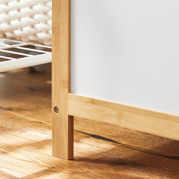 Detailaufnahme eines Bambusregals mit weißer Ablagefläche