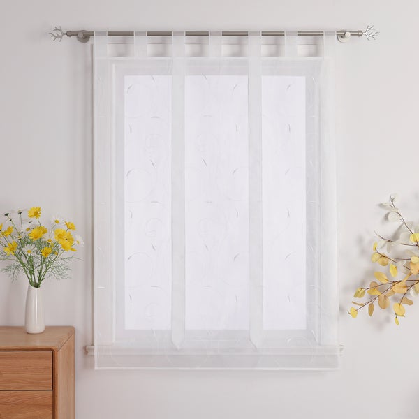 Fensterdekoration mit Gardinen und Vorhangstange