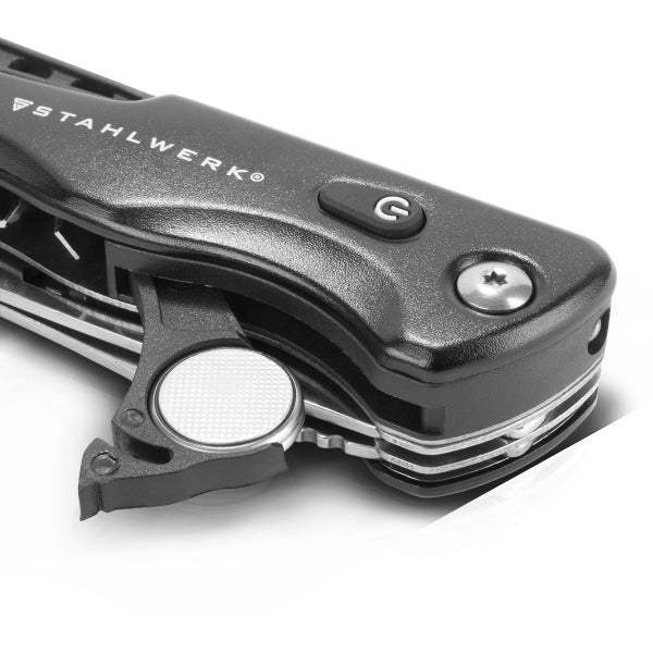 Nahaufnahme eines schwarzen Multitools mit STAHLWERK Logo, LED Licht, Einschaltknopf und Fach für eine Knopfzellenbatterie.